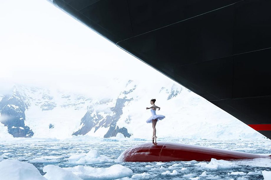 Bailarina francesa dança na proa de navio pela Antártida e viraliza